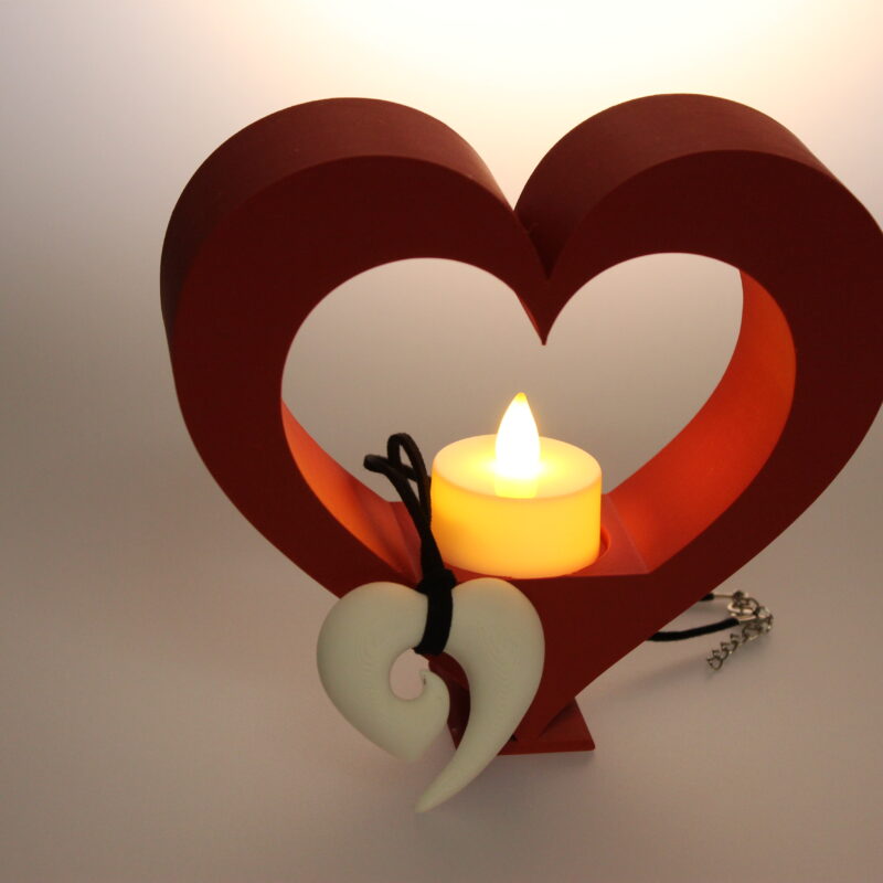 Pachet Cadou „Romantic Light” – Suport Lumânare Masiv și Colier Inimă Organică