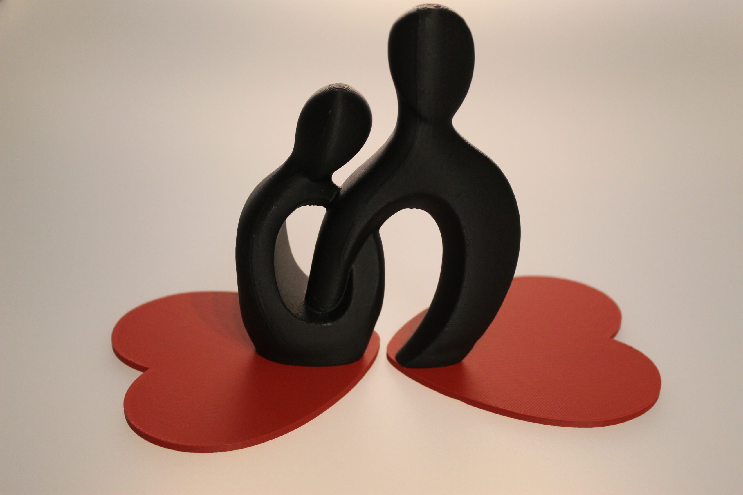 Pachet Cadou „Eternal Connection” – Statueta „Embrace” și Set Coastere Inimă