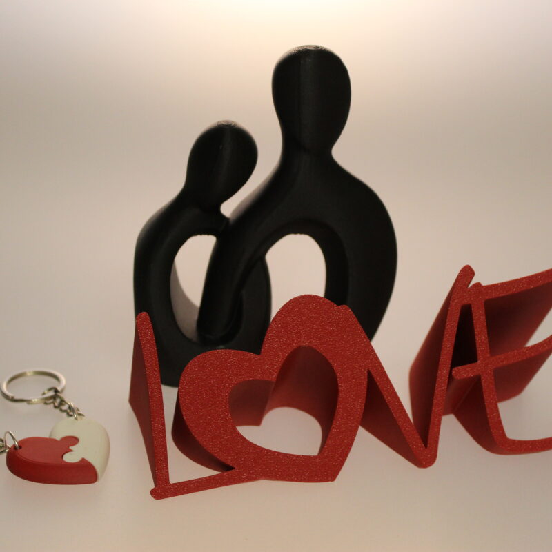 Pachet Cadou „The Ultimate Gift 2” – Statuetă, Decor LOVE și Brelocuri Cuplu