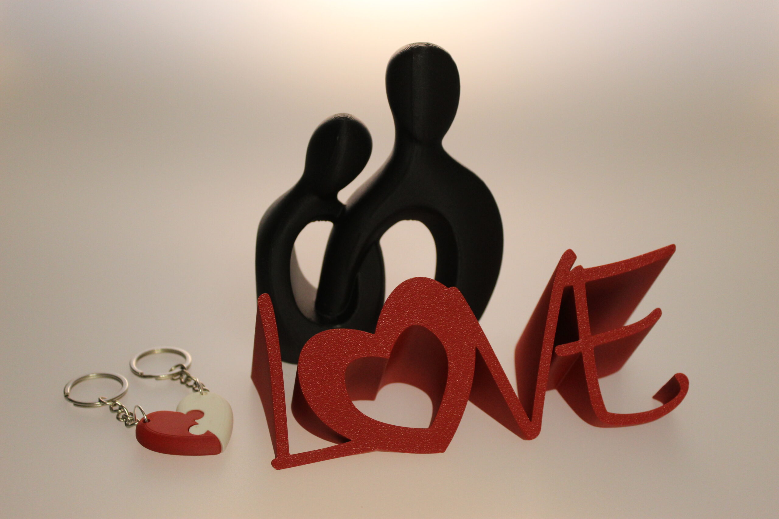 Pachet Cadou „The Ultimate Gift 2” – Statuetă, Decor LOVE și Brelocuri Cuplu