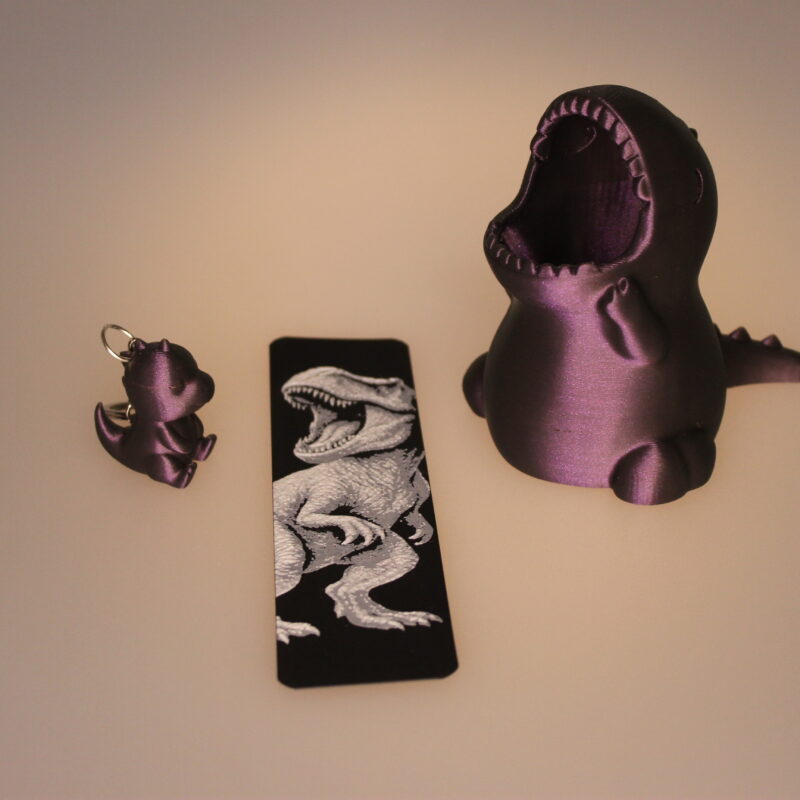 Set Cadou „Dino-Mania” – Suport Pixuri, Semn de Carte, Breloc 3D