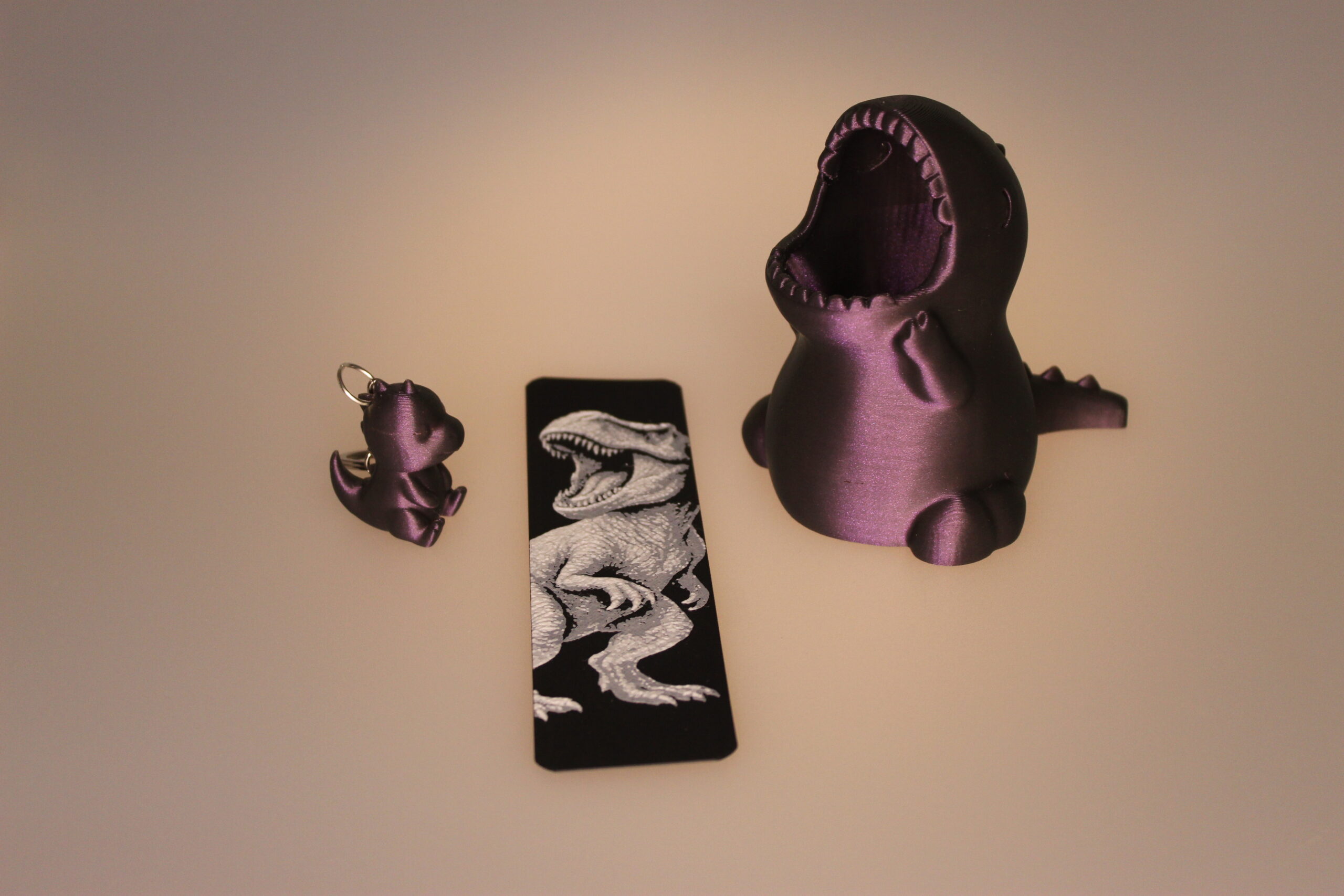 Set Cadou „Dino-Mania” – Suport Pixuri, Semn de Carte, Breloc 3D