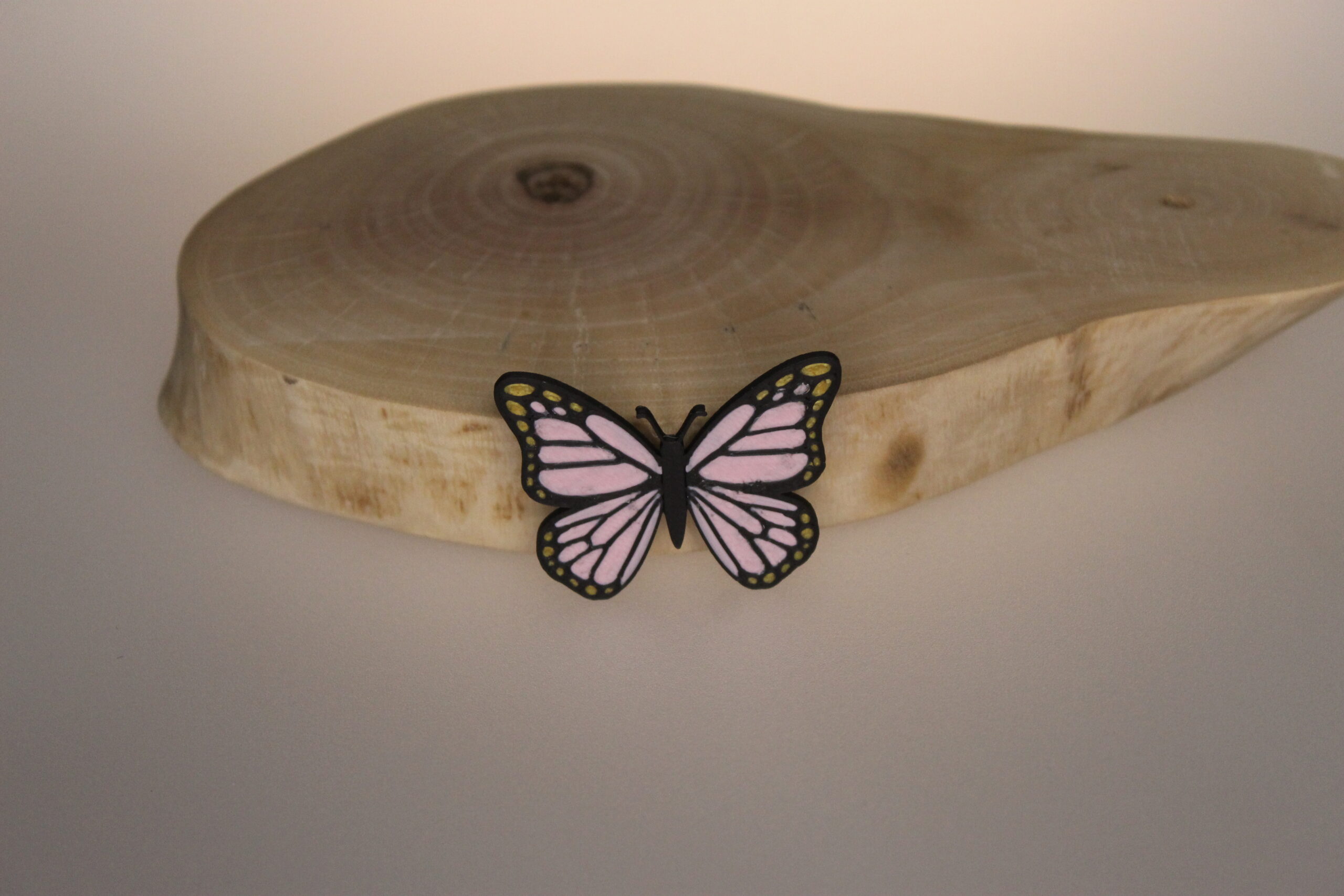Fluture Monarh Roz – Accesoriu printat 3D (Broșă sau Magnet)