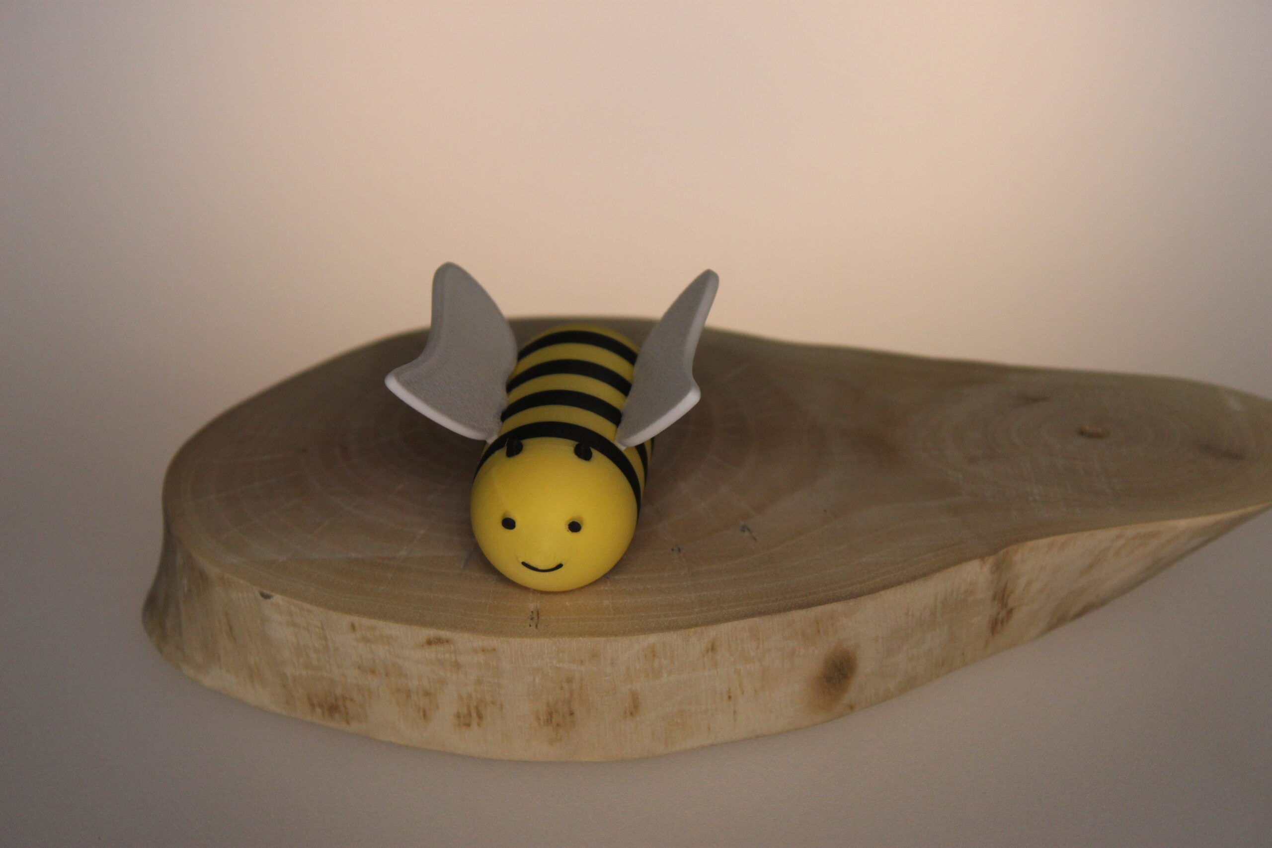 Albina Veselă "Bzzz" – Figurină Printată 3D - imagine 2