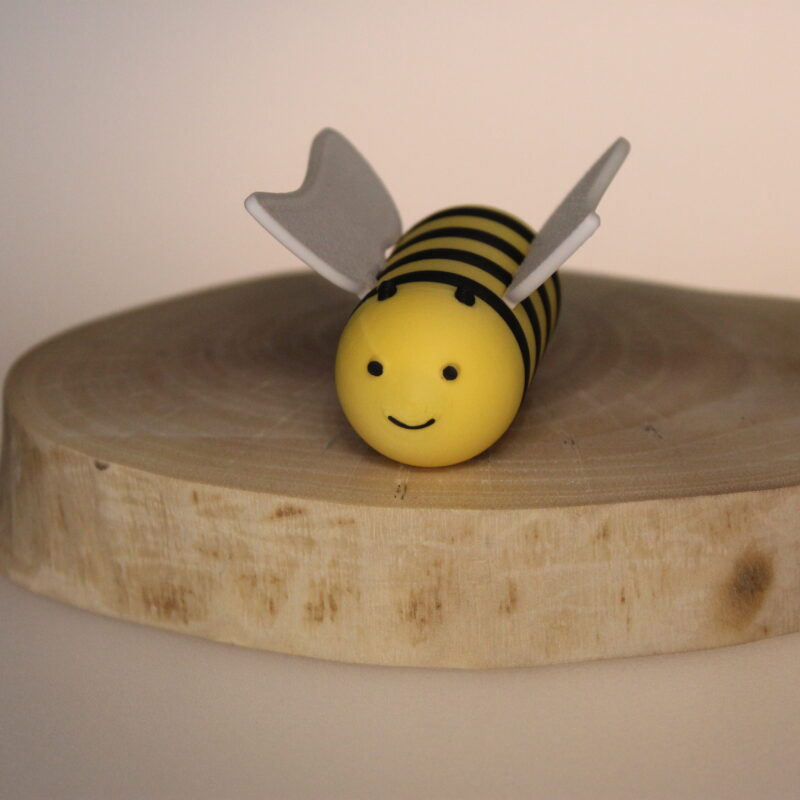Albina Veselă "Bzzz" – Figurină Printată 3D