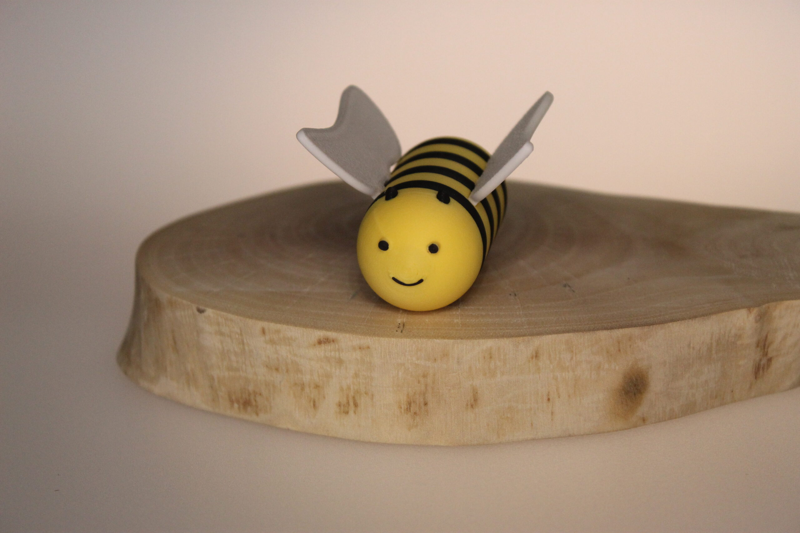 Albina Veselă "Bzzz" – Figurină Printată 3D