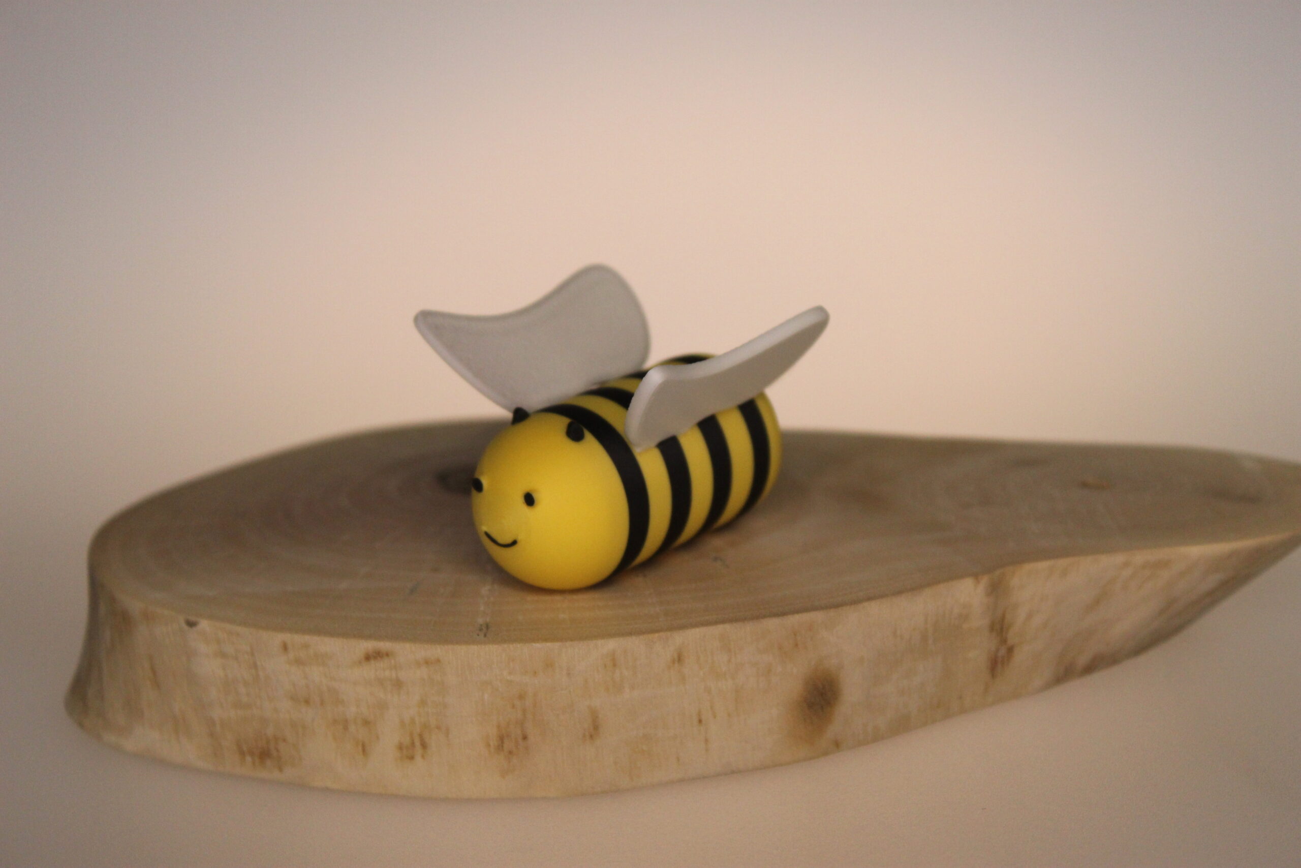 Albina Veselă "Bzzz" – Figurină Printată 3D - imagine 3
