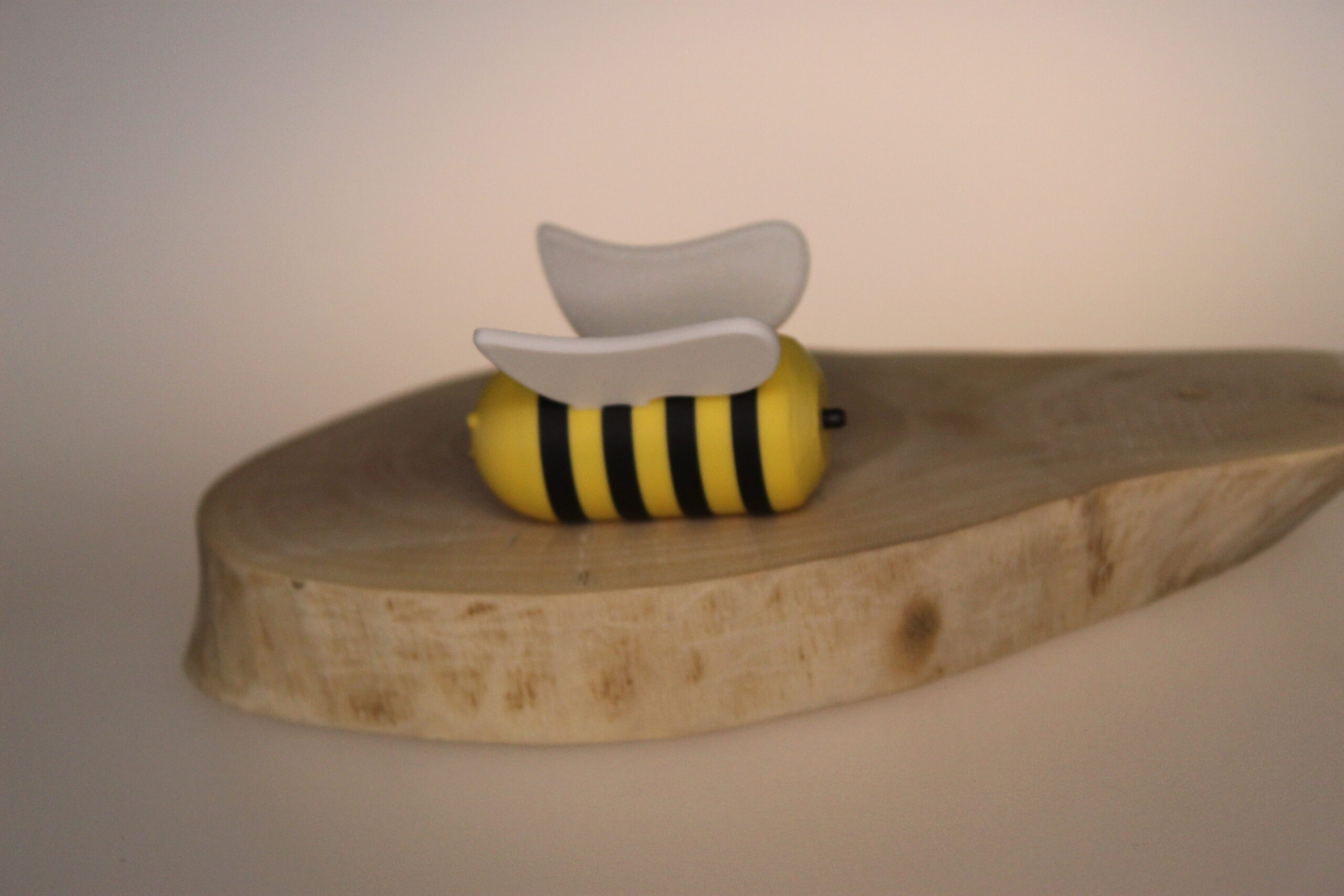 Albina Veselă "Bzzz" – Figurină Printată 3D - imagine 4