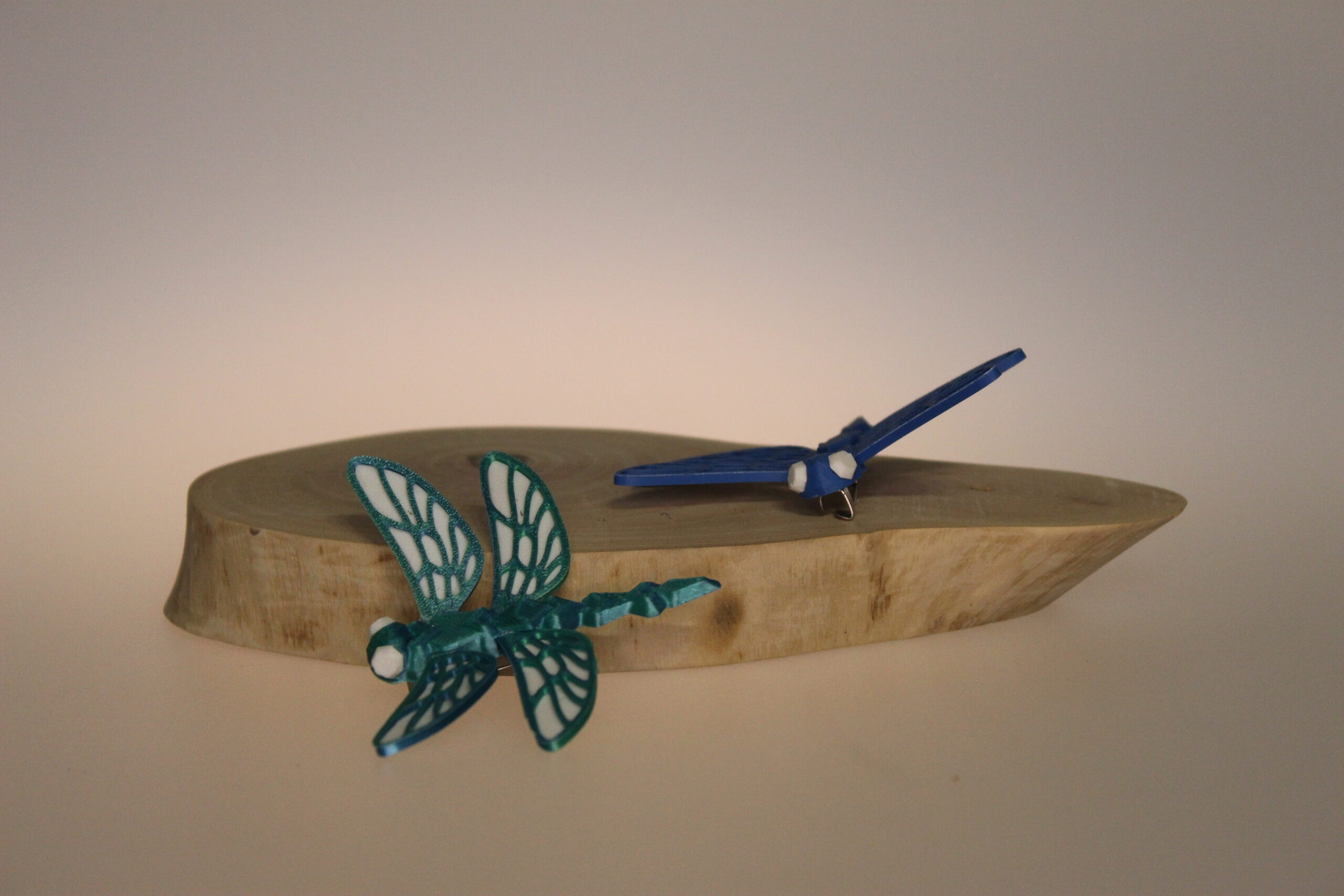 Libelula "Dantela Aerului" – Accesoriu Printat 3D (Broșă sau Magnet)