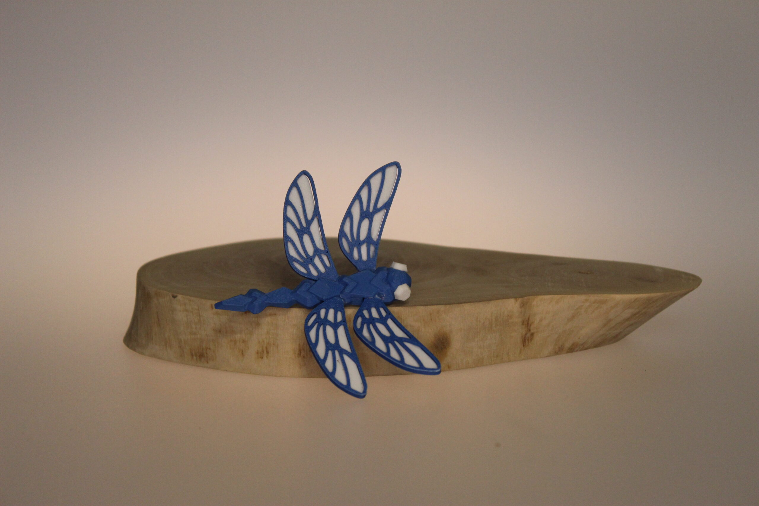 Libelula "Dantela Aerului" – Accesoriu Printat 3D (Broșă sau Magnet) - imagine 2