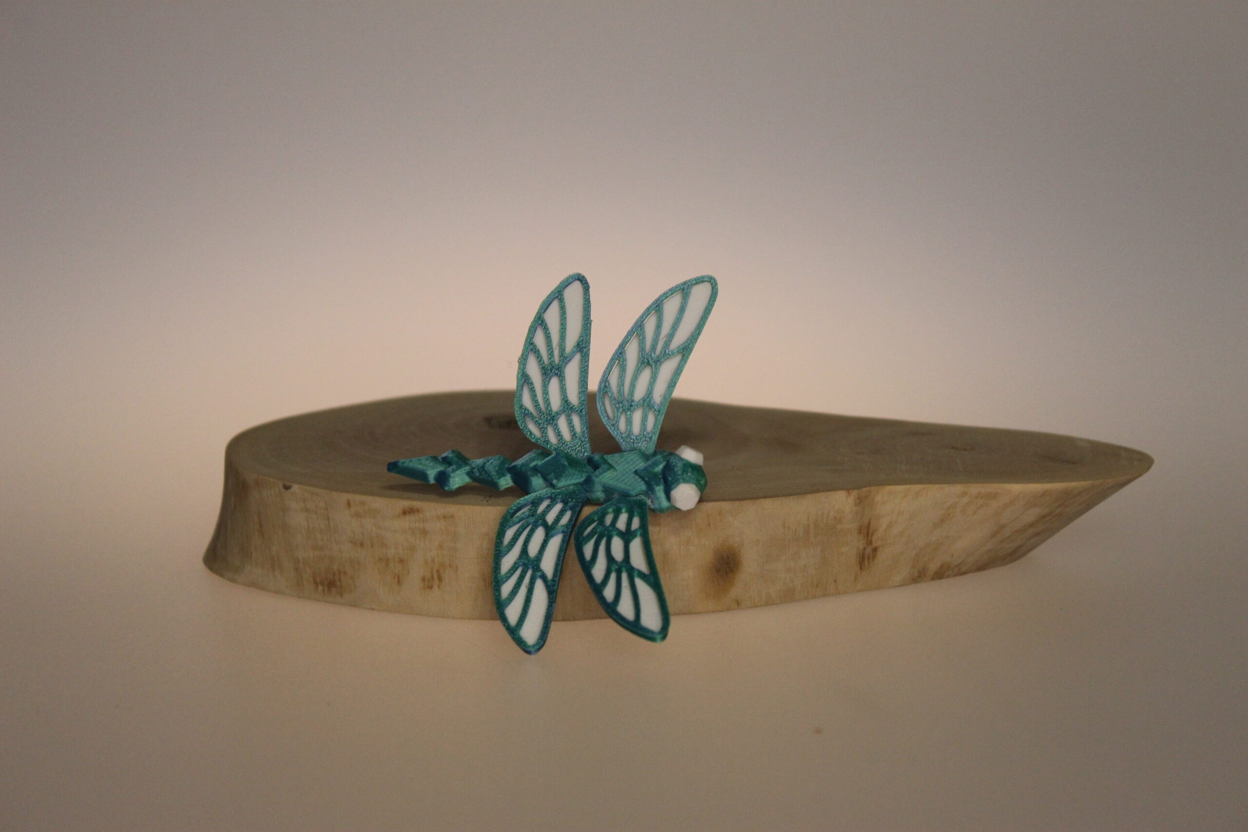 Libelula "Dantela Aerului" – Accesoriu Printat 3D (Broșă sau Magnet) - imagine 3