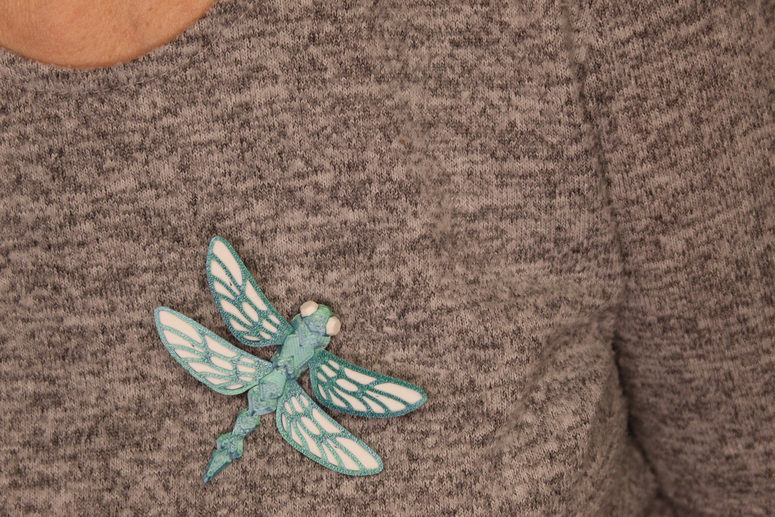 Libelula "Dantela Aerului" – Accesoriu Printat 3D (Broșă sau Magnet) - imagine 5